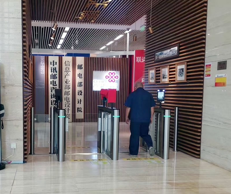 速通門和擺閘的區(qū)別在于機(jī)芯和電機(jī)不同